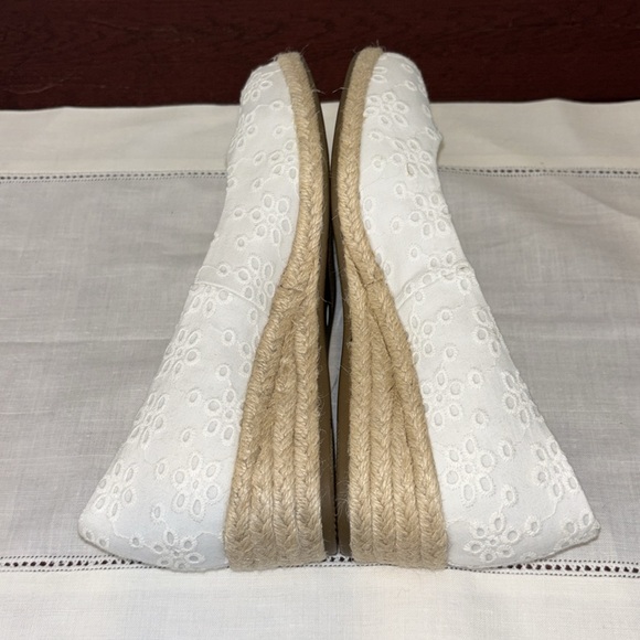 St. John's Bay Womens Reddy Slip-On Wedge Shoe in White Eyelet Size 5 - Picture 4 of 10